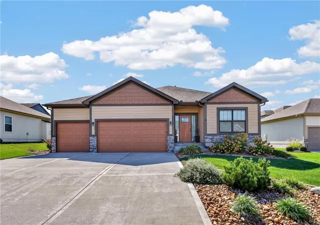 Single family home for sale at 13755 NW 75th Street, Kansas City, MO 64152 | MLS# 2643138