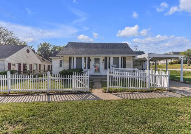 Single family home for sale at 102 S Chestnut St, Cameron, MO 64429 | MLS# 2643154