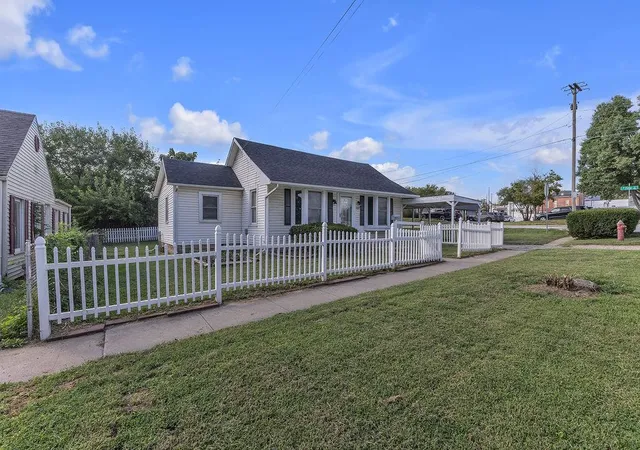 Photo 2 of Single family home for sale at 102 S Chestnut St, Cameron, MO 64429 | MLS# 2643154 | Listing updated on 2026-10-02