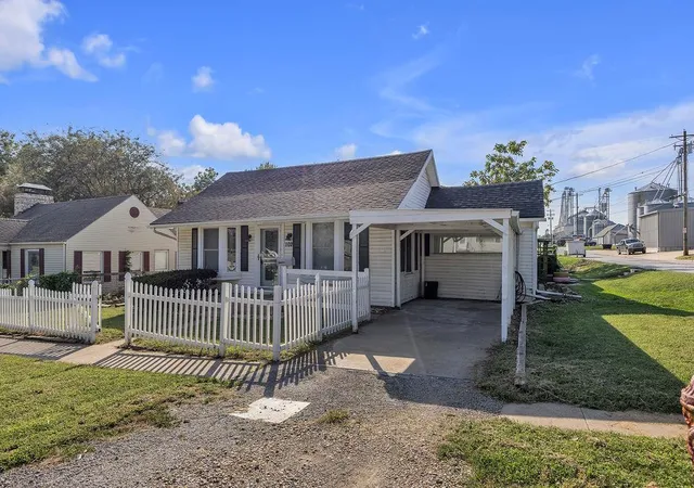 Photo 3 of Single family home for sale at 102 S Chestnut St, Cameron, MO 64429 | MLS# 2643154 | Listing updated on 2026-10-02