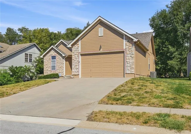 Photo 2 of Single family home for sale at 1513 Ne Craigievar Dr, Blue Springs, MO 64014 | MLS# 2643156 | Listing updated on 2026-09-28