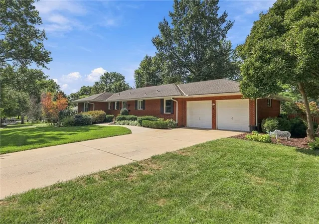 Photo 3 of Single family home for sale at 9500 Meadow Ln, Leawood, KS 66206 | MLS# 2643163 | Listing updated on 2026-10-01