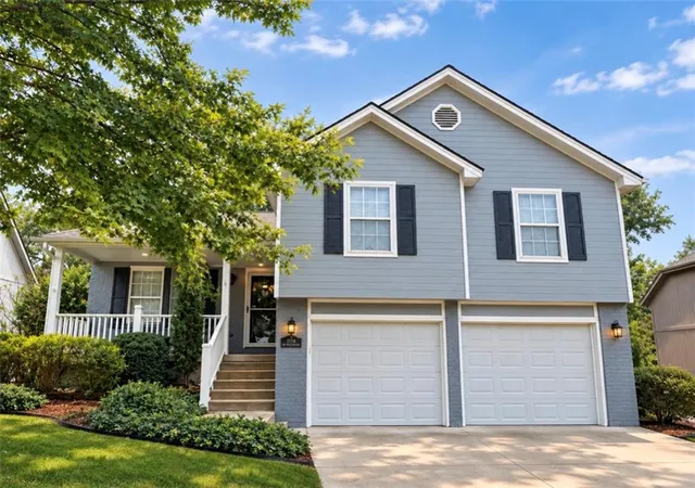 Photo 1 of Sale Pending at 1154 Sw Santa Fe Dr, Lees Summit, MO 64081 | MLS# 2643176 | Listing updated on 2026-09-29