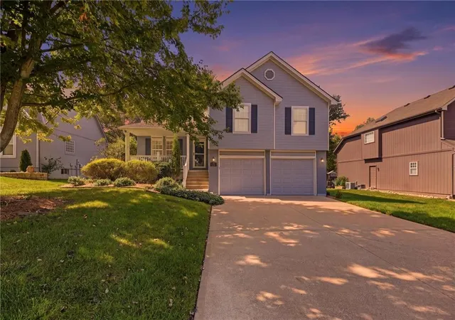 Photo 2 of Sale Pending at 1154 Sw Santa Fe Dr, Lees Summit, MO 64081 | MLS# 2643176 | Listing updated on 2026-09-29