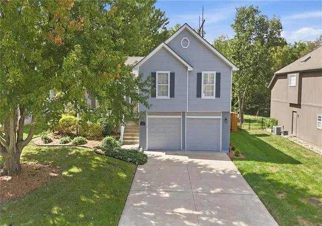 Photo 3 of Sale Pending at 1154 Sw Santa Fe Dr, Lees Summit, MO 64081 | MLS# 2643176 | Listing updated on 2026-09-29