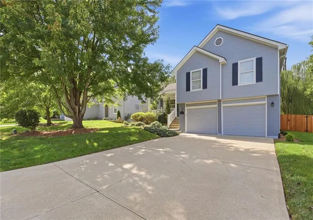 Photo 4 of Sale Pending at 1154 SW Santa Fe Dr, Lees Summit, MO 64081 | MLS# 2643176 | Listing updated on 2026-09-29