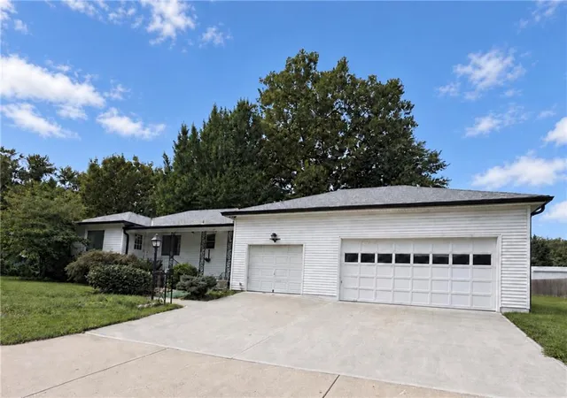 Photo 2 of Single family home for sale at 216 Moss Ave, Liberty, MO 64068 | MLS# 2643181 | Listing updated on 2026-09-23