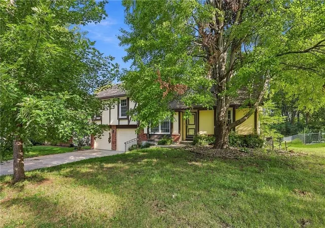 Photo 1 of Single family home for sale at 10106 Nw Mirror Lake Dr, Kansas City, MO 64152 | MLS# 2643188 | Listing updated on 2026-09-22