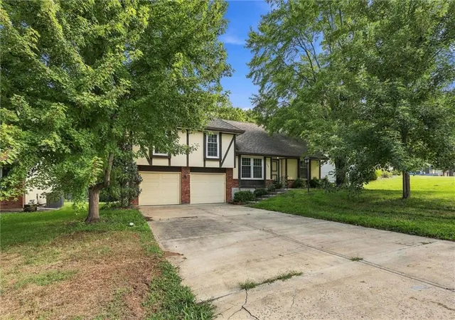Photo 2 of Single family home for sale at 10106 Nw Mirror Lake Dr, Kansas City, MO 64152 | MLS# 2643188 | Listing updated on 2026-09-22