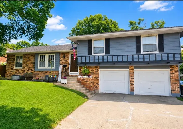 Single family home for sale at 11517 Mcanany Dr, Shawnee, KS 66203 | MLS# 2643200
