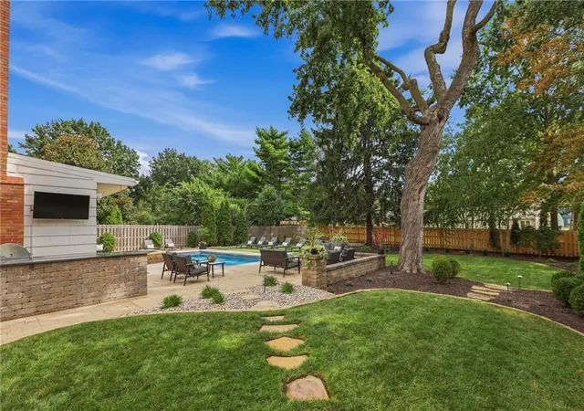 Photo 3 of Sale Pending at 1207 W 67th Terrace, Kansas City, MO 64113 | MLS# 2643207 | Listing updated on 2026-09-26