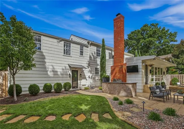 Photo 4 of Sale Pending at 1207 W 67th Terrace, Kansas City, MO 64113 | MLS# 2643207 | Listing updated on 2026-09-26
