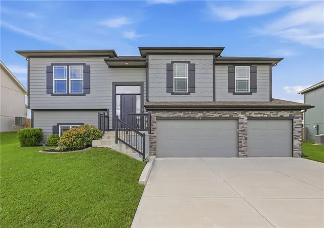 Photo 1 of Single family home for sale at 11718 N Manning Ave, Kansas City, MO 64157 | MLS# 2643210 | Listing updated on 2026-09-25