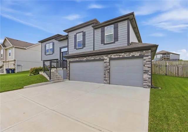 Photo 2 of Single family home for sale at 11718 N Manning Ave, Kansas City, MO 64157 | MLS# 2643210 | Listing updated on 2026-09-25