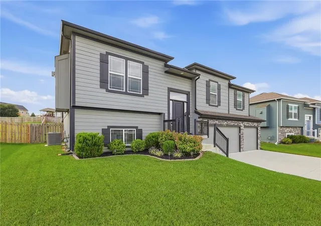 Photo 3 of Single family home for sale at 11718 N Manning Ave, Kansas City, MO 64157 | MLS# 2643210 | Listing updated on 2026-09-25
