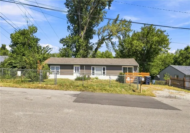 Single family home for sale at 8804 E 47th Street, Kansas City, MO 64129 | MLS# 2643213
