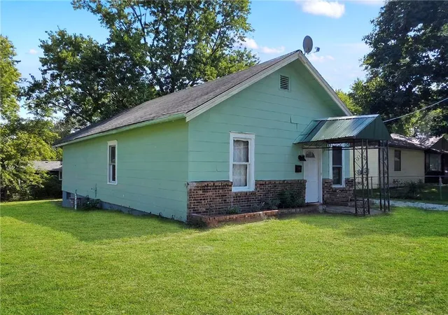 Photo 2 of Single family home for sale at 1300 Park St, Carrollton, MO 64633 | MLS# 2643217 | Listing updated on 2026-10-01
