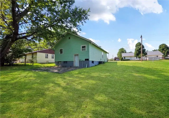 Photo 3 of Single family home for sale at 1300 Park St, Carrollton, MO 64633 | MLS# 2643217 | Listing updated on 2026-10-01