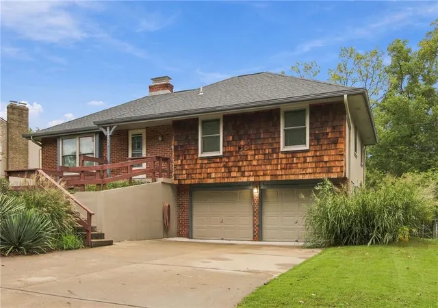 Photo 2 of Sale Pending at 6009 N Wyandotte St, Kansas City, MO 64118 | MLS# 2643219 | Listing updated on 2026-10-04