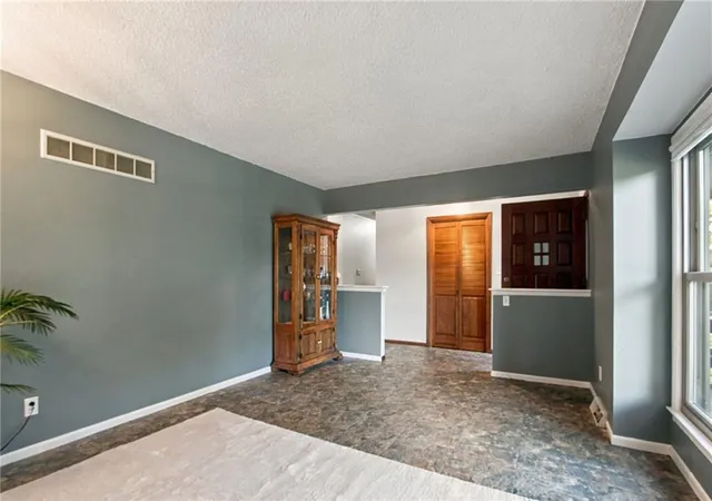 Photo 4 of Sale Pending at 6009 N Wyandotte St, Kansas City, MO 64118 | MLS# 2643219 | Listing updated on 2026-10-04