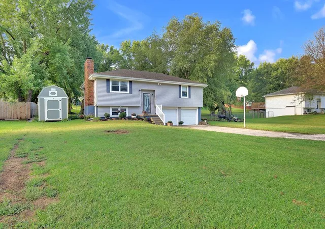 Photo 2 of Sale Pending at 302 W Swenson Dr, Savannah, MO 64485 | MLS# 2643221 | Listing updated on 2026-10-02
