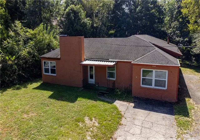 Photo 1 of Single family home for sale at 2920 Pear St, Saint Joseph, MO 64503 | MLS# 2643222 | Listing updated on 2026-09-25