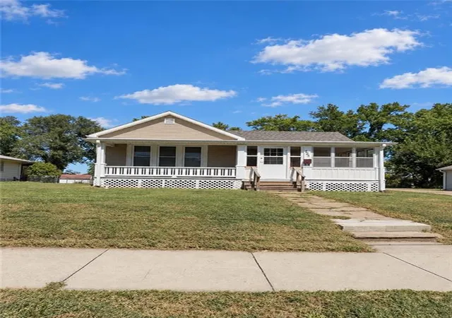 Single family home for sale at 423 E Market St, Warrensburg, MO 64093 | MLS# 2643224