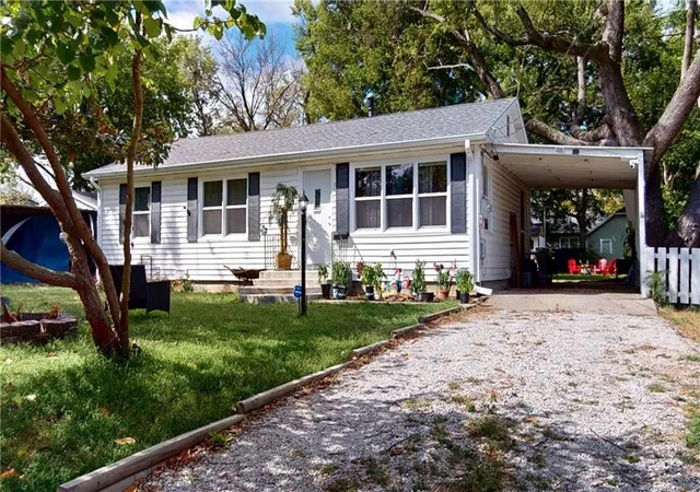 Photo 2 of Single family home for sale at 811 N Oak St, Nevada, MO 64772 | MLS# 2643242 | Listing updated on 2026-10-07