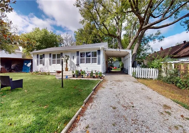 Photo 1 of Single family home for sale at 811 N Oak St, Nevada, MO 64772 | MLS# 2643242 | Listing updated on 2026-10-07