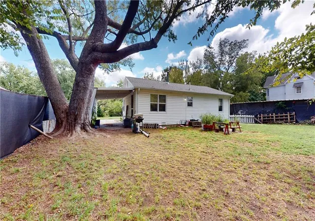 Photo 3 of Single family home for sale at 811 N Oak St, Nevada, MO 64772 | MLS# 2643242 | Listing updated on 2026-10-07