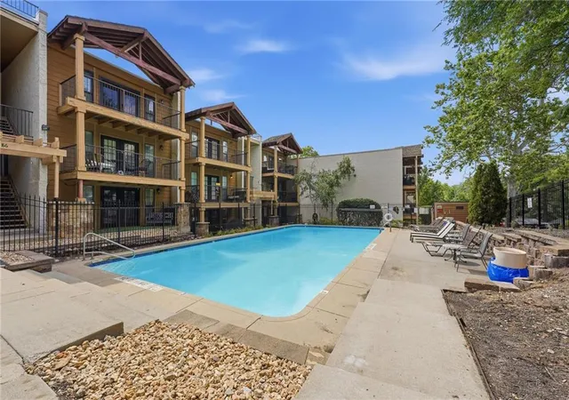 Photo 2 of Condo for sale at 4727 Jarboe St #95, Kansas City, MO 64112 | MLS# 2643245 | Listing updated on 2026-09-22