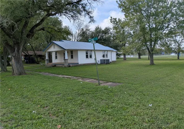 Photo 3 of Single family home for sale at 1303 Walnut St, Pleasanton, KS 66075 | MLS# 2643249 | Listing updated on 2026-09-23