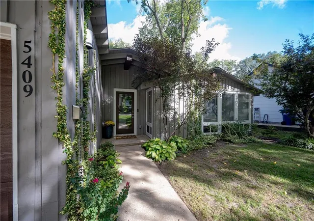 Photo 2 of Sale Pending at 5409 Reeds Rd, Mission, KS 66202 | MLS# 2643256 | Listing updated on 2026-09-25