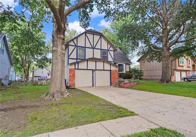 Photo 3 of Single family home for sale at 2100 E Sleepy Holw Dr, Olathe, KS 66062 | MLS# 2643258 | Listing updated on 2026-10-20