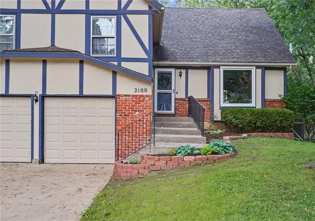 Photo 3 of Single family home for sale at 2100 E Sleepy Holw Dr, Olathe, KS 66062 | MLS# 2643258 | Listing updated on 2026-10-20