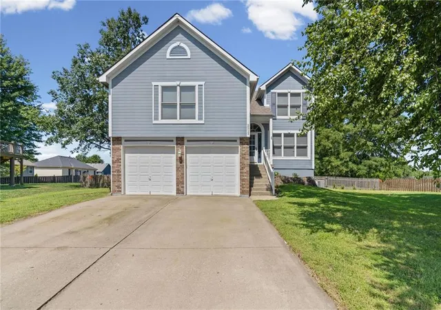 Photo 1 of Single family home for sale at 2512 Ne Horseshoe Dr, Lees Summit, MO 64086 | MLS# 2643260 | Listing updated on 2026-09-28