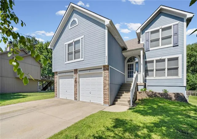 Photo 3 of Single family home for sale at 2512 Ne Horseshoe Dr, Lees Summit, MO 64086 | MLS# 2643260 | Listing updated on 2026-09-28