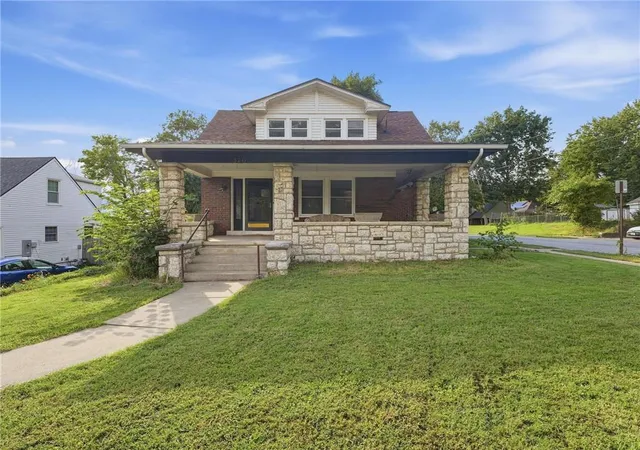 Photo 2 of Single family home for sale at 320 N River Blvd, Independence, MO 64050 | MLS# 2643268 | Listing updated on 2026-09-25
