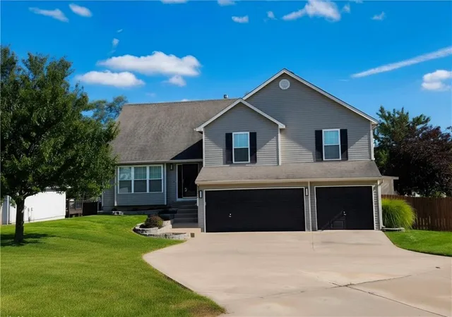 Photo 1 of Sale Pending at 8423 N Paris Ct, Kansas City, MO 64153 | MLS# 2643280 | Listing updated on 2026-10-05