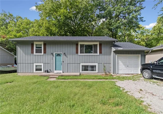 Photo 1 of Sale Pending at 1406 Ridgeway Dr, Richmond, MO 64085 | MLS# 2643289 | Listing updated on 2026-10-08