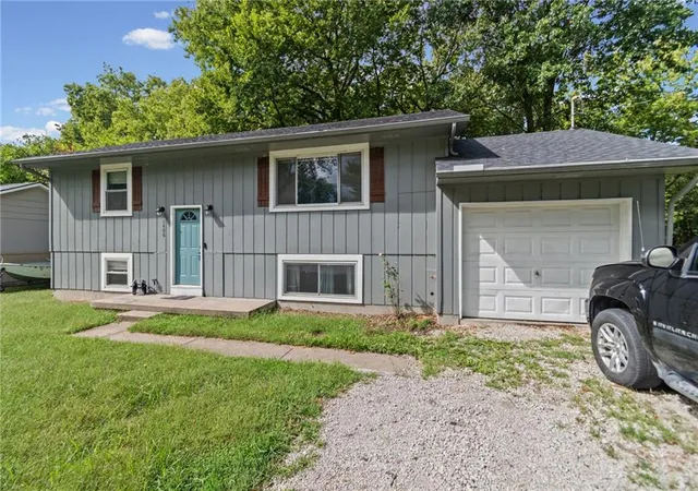 Photo 3 of Sale Pending at 1406 Ridgeway Dr, Richmond, MO 64085 | MLS# 2643289 | Listing updated on 2026-10-08