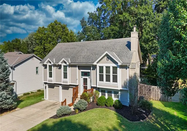 Photo 2 of Single family home for sale at 6901 N Lydia Ave, Kansas City, MO 64118 | MLS# 2643294 | Listing updated on 2026-09-29