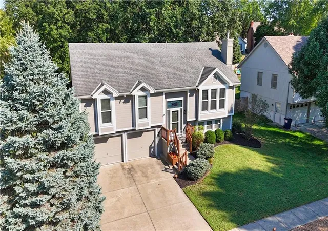 Photo 3 of Single family home for sale at 6901 N Lydia Ave, Kansas City, MO 64118 | MLS# 2643294 | Listing updated on 2026-09-29