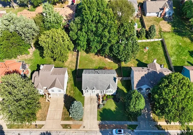 Photo 3 of Single family home for sale at 6901 N Lydia Ave, Kansas City, MO 64118 | MLS# 2643294 | Listing updated on 2026-09-29