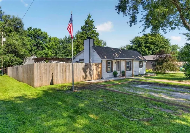 Photo 2 of Single family home for sale at 508 S Elm St, Louisburg, KS 66053 | MLS# 2643296 | Listing updated on 2026-09-22