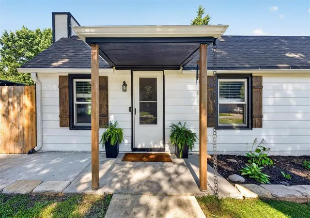 Single family home for sale at 508 S Elm St, Louisburg, KS 66053 | MLS# 2643296