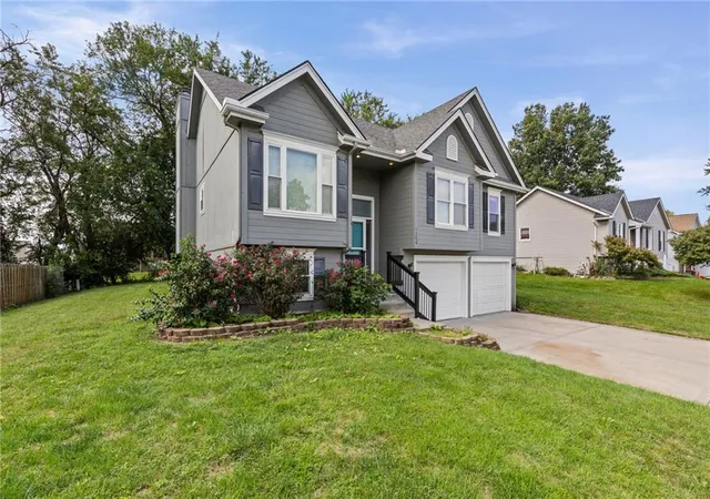Photo 3 of Single family home for sale at 1100 Susan St, Kearney, MO 64060 | MLS# 2643323 | Listing updated on 2026-09-24