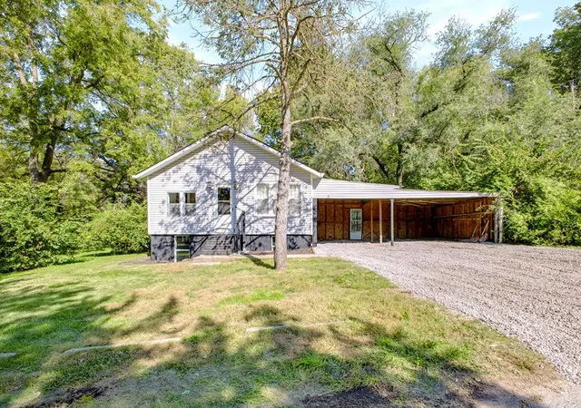 Single family home for sale at 3412 S 11th Street Rd, Saint Joseph, MO 64503 | MLS# 2643329