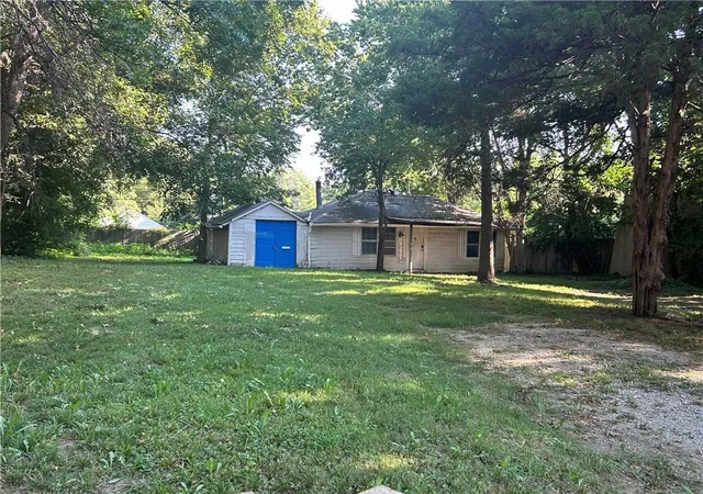 Photo 2 of Single family home for sale at 208 W 81st Terrace, Kansas City, MO 64114 | MLS# 2643330 | Listing updated on 2026-09-22