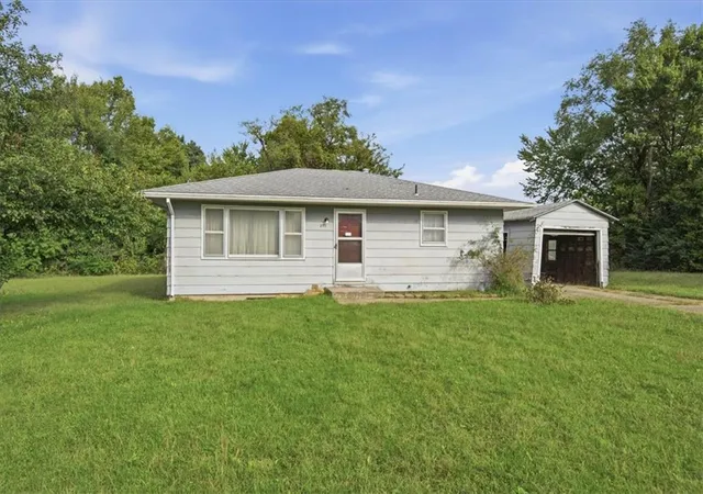 Photo 3 of Single family home for sale at 2115 Se Jefferson St, Topeka, KS 66605 | MLS# 2643334 | Listing updated on 2026-10-05